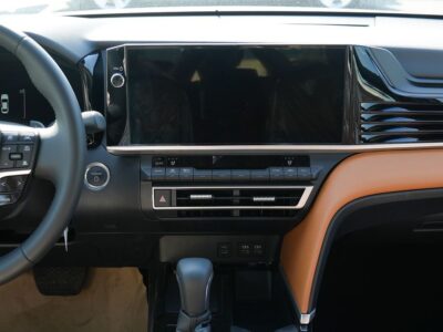 2025 Toyota Camry Hybrid 2.5 L 4 Cylinder Engine Sedan Silver Tan GCC