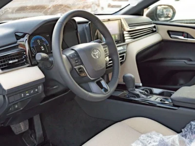 Toyota Camry 2025 Toyota Camry LE 2.5L AT Hybrid Silver Beige Sedan