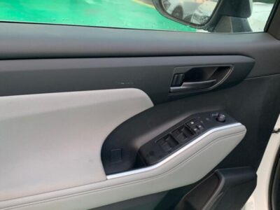 2024 Toyota Highlander 2.5L Inline‑4 Hybrid + CVT AWD White Beige