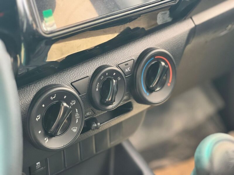 Toyota Hilux TOYOTA HILUX 2.4L 2WD MODEL 2025 White Black