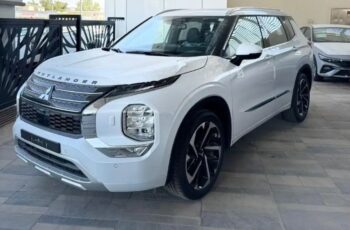 2024 Mitsubishi Outlander 2.5 litre 4 Cylinder Engine White Black