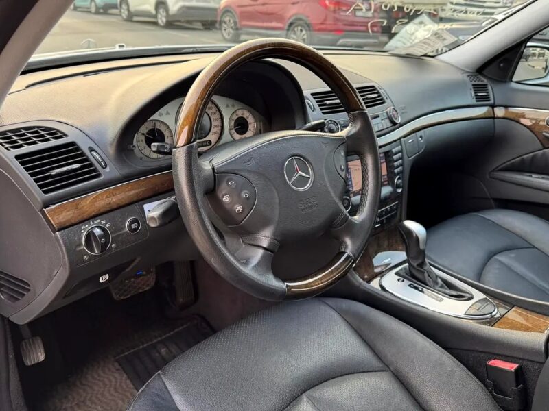 2005 Mercedes-Benz E-Class E 500 8 Cylinder Engine CLEAN CAR Silver Black