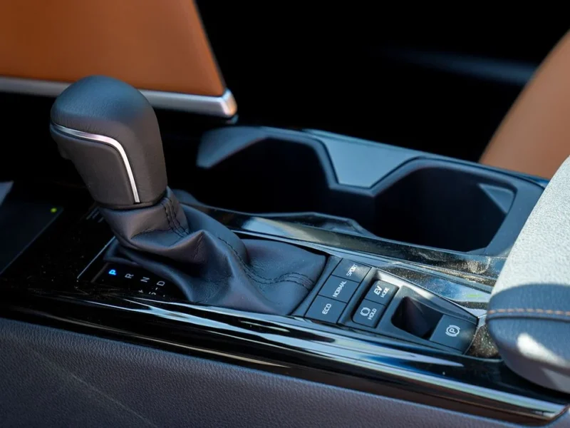 2025 Toyota Camry Hybrid 4 Cylinder Engine Sedan White Tan GCC