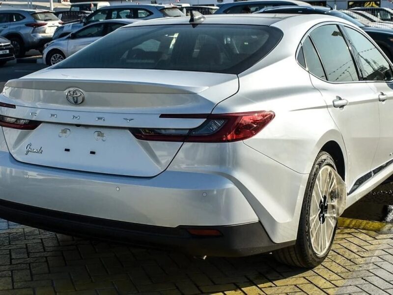 2025 Toyota Camry GREND 2.5L 4 Cylinder Engine GCC White Tan