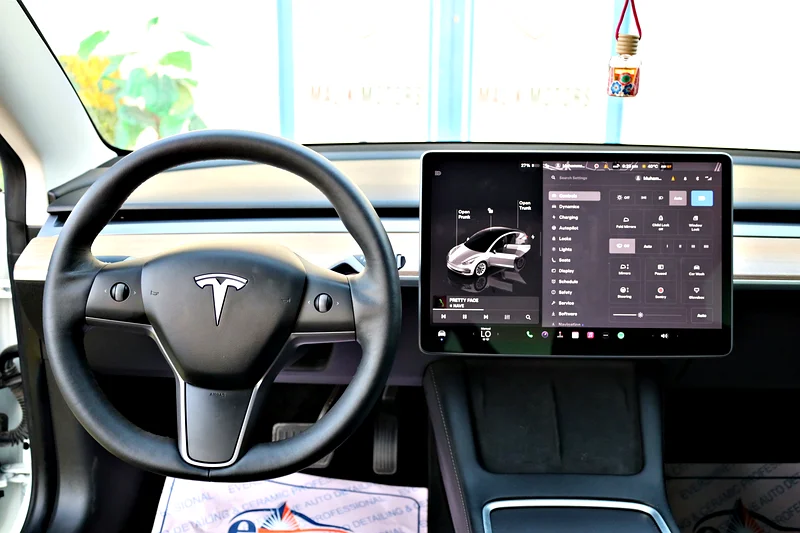 2022 Tesla Model 3 Other 70 - 80 kWh 350 - 450 KM White Black GCC