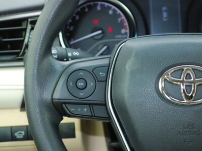 Toyota Camry Toyota LE 2.5L Sedan FWD 8 Speed A/T Petrol White Beige