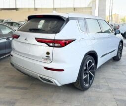 2024 Mitsubishi Outlander 2.5 litre 4 Cylinder Engine White Black