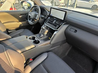 2025 Toyota Land Cruiser VX 3.5l litre Turbo 6 Cylinder Engine White Black