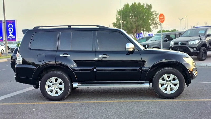 2013 Mitsubishi Pajero GLX 6 Cylinder Engine SUV Black Beige