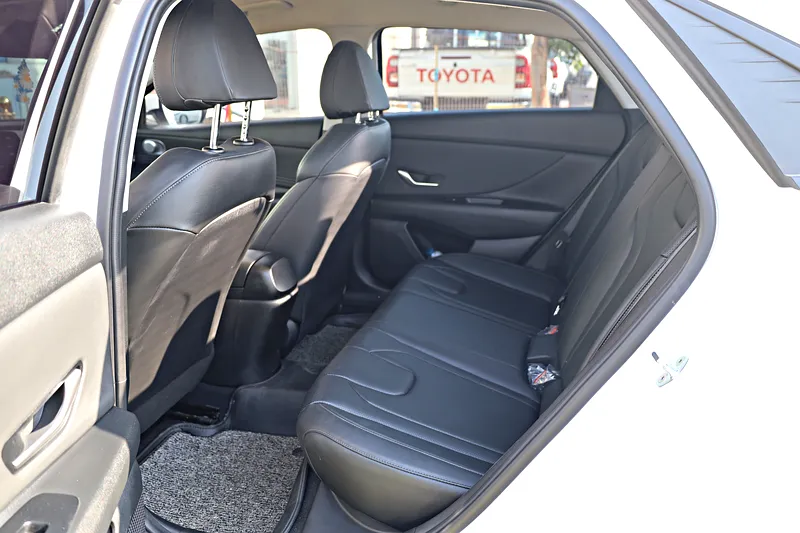 2021 Hyundai Avante Smart 4 Cylinder Engine White Black Sedan