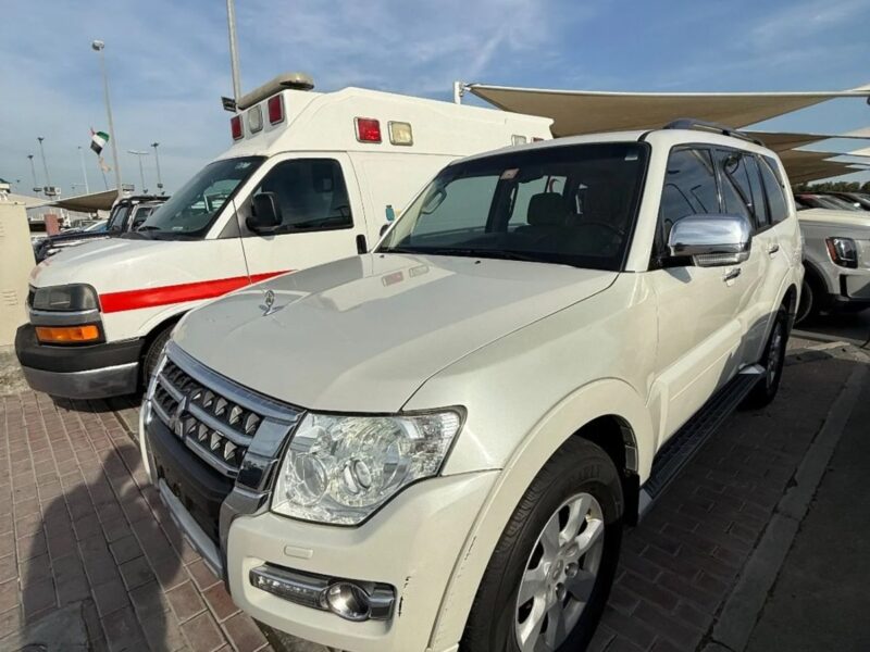 2016 Mitsubishi Pajero Std 3.5L 6 Cylinder Engine GCC Specs White Beige