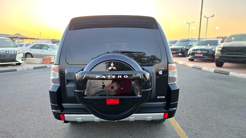 2013 Mitsubishi Pajero GLX 6 Cylinder Engine SUV Black Beige