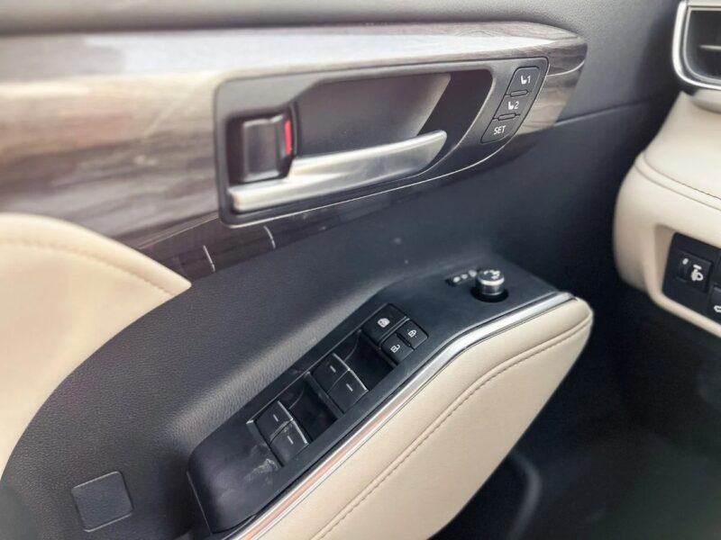 2024 Toyota Highlander Highlander Limited 2.5L Hybrid AWD Black Beige