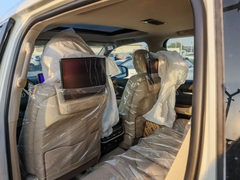 2025 Toyota Land Cruiser VXR 3.5L Twin-Turbo V6 GCC Specs White Beige