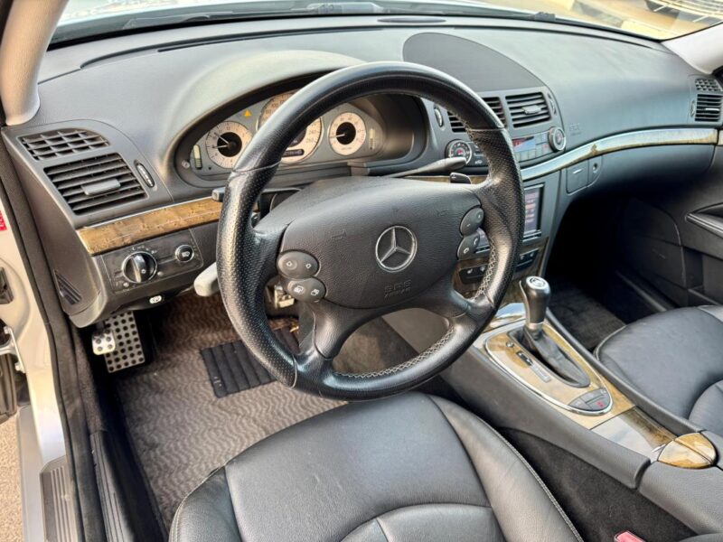 2007 Mercedes-Benz E 550 5.5-liter 8 cylinders Engine Silver Black