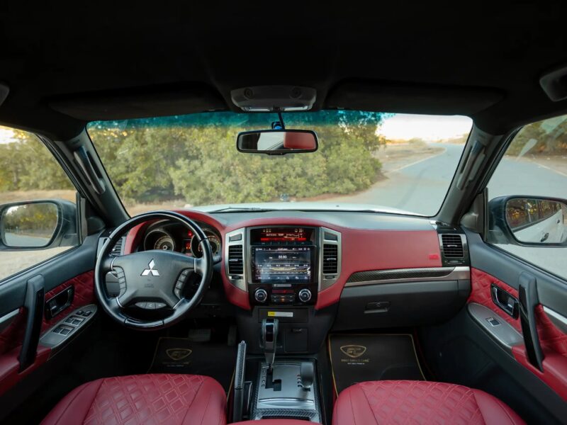 2020 Mitsubishi Pajero Signature Edition 6 Cylinder Engine GCC White Red