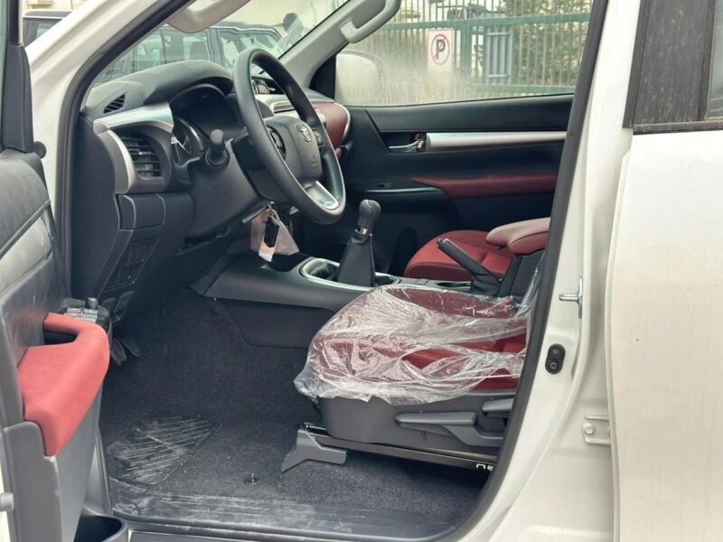 2025 Toyota Hilux SR 2.7L Petrol White Red GCC Specs