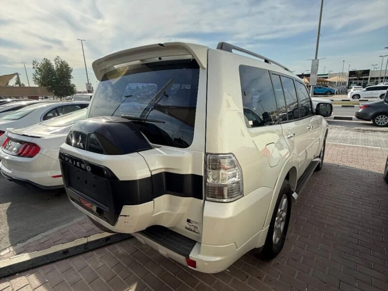 2016 Mitsubishi Pajero Std 3.5L 6 Cylinder Engine GCC Specs White Beige