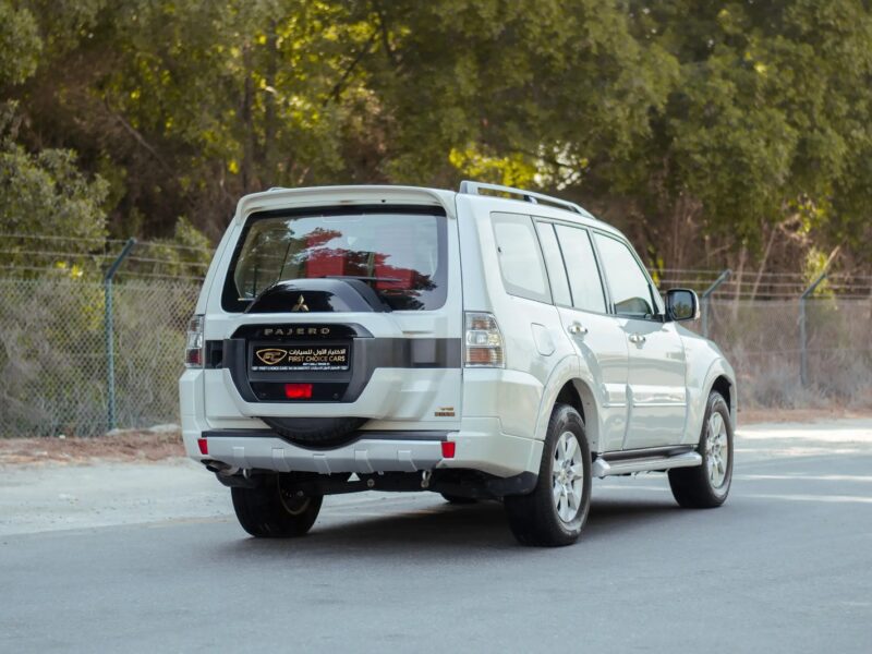 2022 Mitsubishi Pajero GLS 6 Cylinder Engine White Red GCC Specs