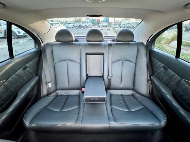 2007 Mercedes-Benz E 550 5.5-liter 8 cylinders Engine Silver Black