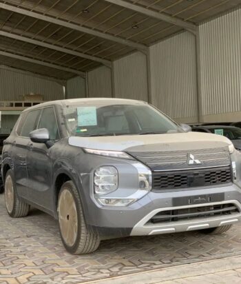 2024 Mitsubishi Outlander 2.5 litre 4 Cylinder Engine Silver Beige