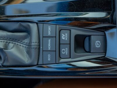 2025 Toyota Camry Lumiere 2.5L HEV Full option (White-Tan)