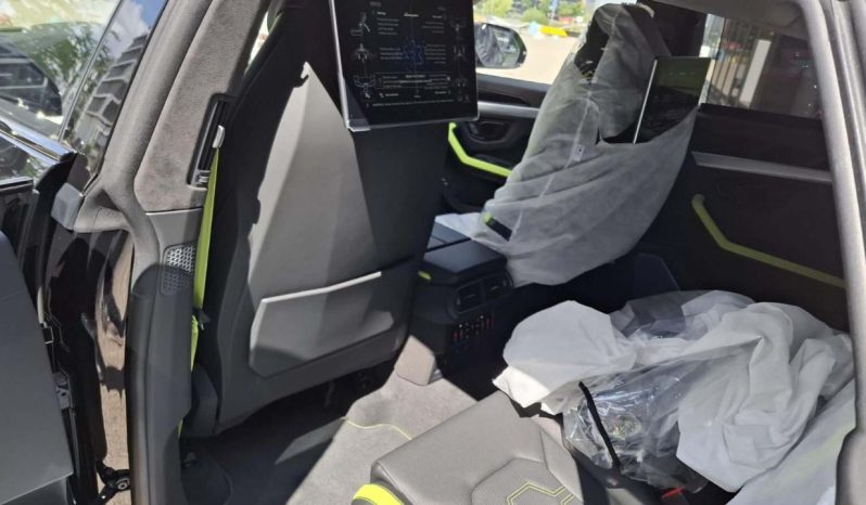 2025 Lamborghini Urus SE 4.0 L Twin‑Turbocharged V8 Petrol Black