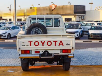 2018 Toyota Land Cruiser Pick Up Std 4.0L Single Cab GCC Specs White Beige