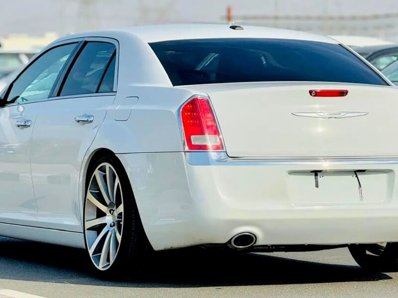2012 Chrysler 300C Limited 6 Cylinder Engine CLEAN CAR White Black