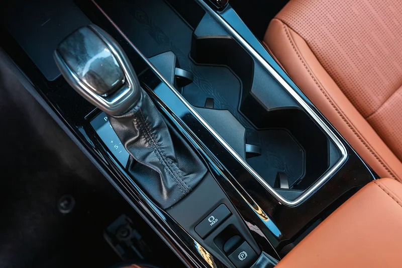 2024 Toyota Camry GLX Hybrid Sedan White Tan