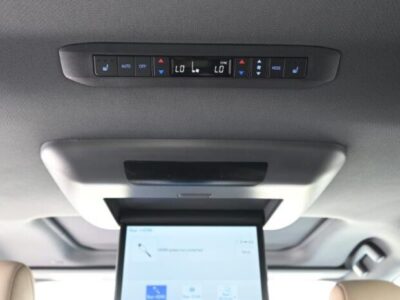 2024 Toyota Sienna 2.5 L Hybrid Powertrain White Beige