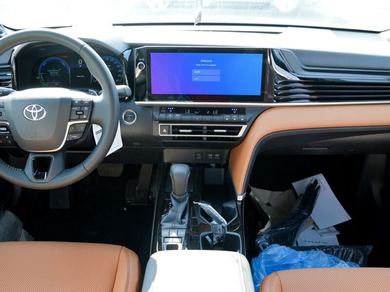 2025 Toyota Camry Hybrid 2.5 L 4 Cylinder Engine Sedan Grey Tan GCC