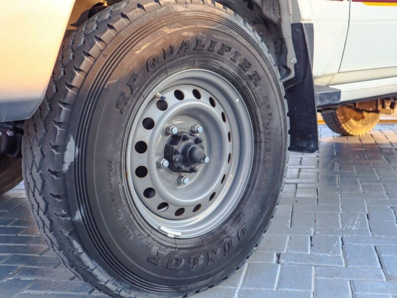 2018 Toyota Land Cruiser Pick Up Std 4.0L Single Cab GCC Specs White Beige