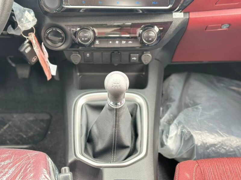2025 Toyota Hilux SR 2.7L Petrol White Red GCC Specs