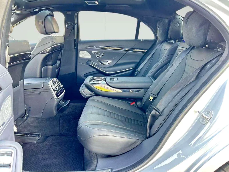 2018 Mercedes-Benz S-Class S 560 4MATIC 8 Cylinder Engine Silver Black