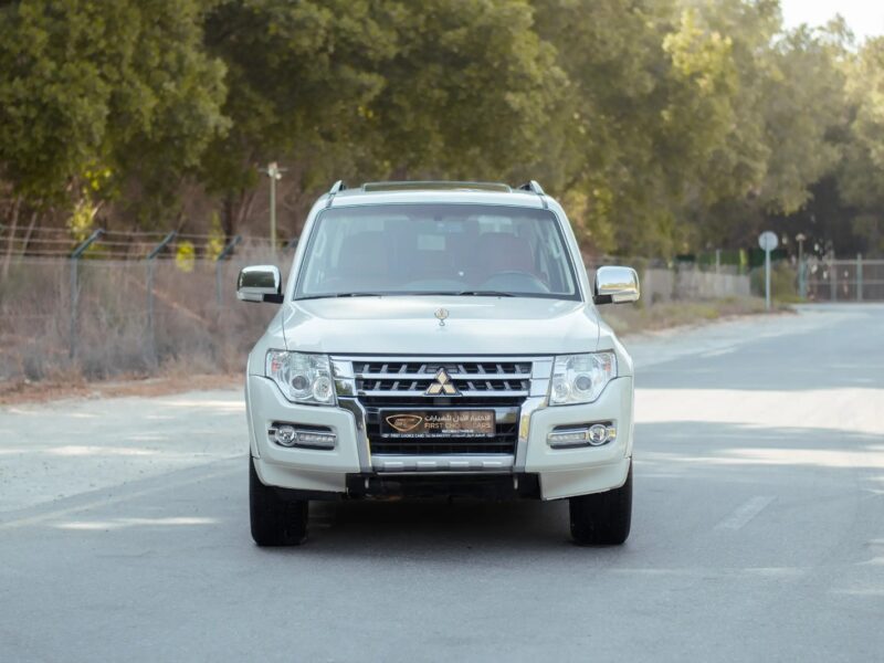 2022 Mitsubishi Pajero GLS 6 Cylinder Engine White Red GCC Specs