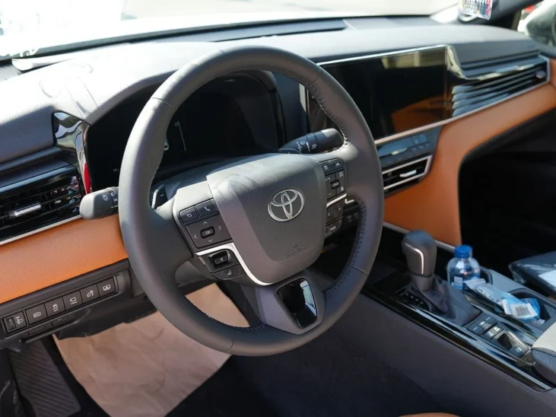 2025 Toyota Camry Hybrid 2.5 L 4 Cylinder Engine Sedan Silver Tan GCC