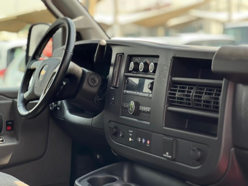 2019 Chevrolet Express Van Automatic V8 White Beige
