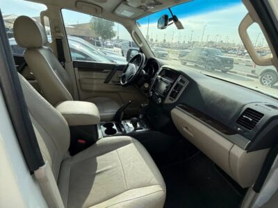 2016 Mitsubishi Pajero Std 3.5L 6 Cylinder Engine GCC Specs White Beige