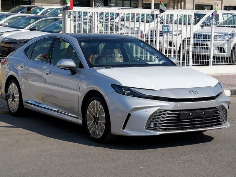 2025 Toyota Camry Hybrid 2.5 L 4 Cylinder Engine Sedan Silver Tan GCC