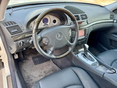 2004 Mercedes-Benz E 500 5.0 liters V8 Engine White Black