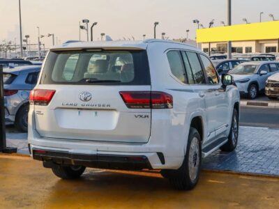 2025 Toyota Land Cruiser VXR 3.5L Twin-Turbo V6 GCC Specs White Beige