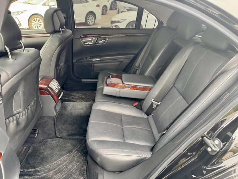 2007 Black Mercedes-Benz S 550 5.5 Liters 8 Cylinders Engine