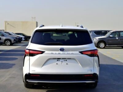 2024 Toyota Sienna 2.5 L Hybrid Powertrain White Beige