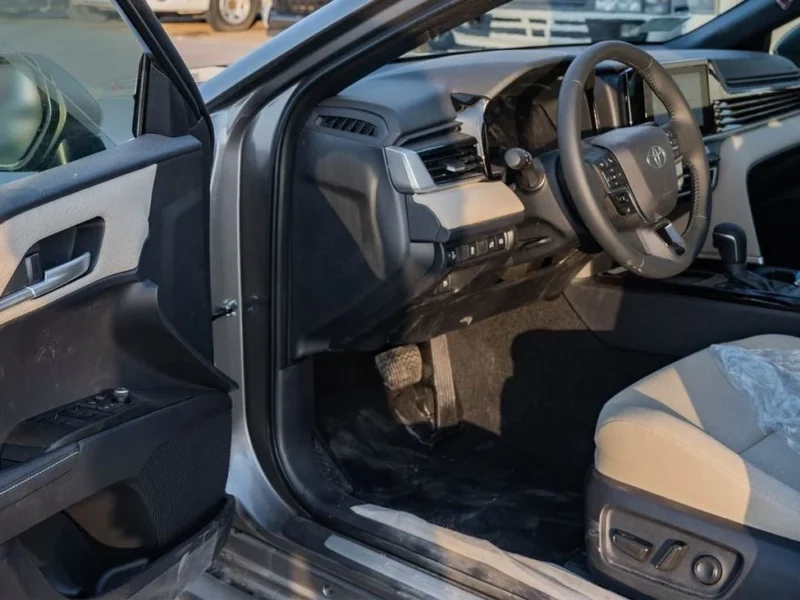 Toyota Camry 2025 Toyota Camry LE 2.5L AT Hybrid Silver Beige Sedan