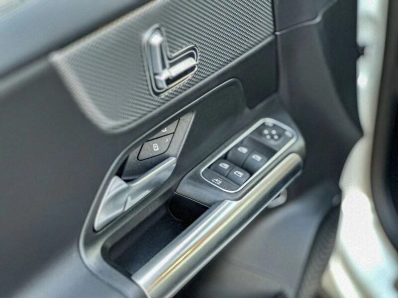 Mercedes-Benz GLA 200 2025 New Mercedes-Benz GLA 200 1.3L Turbo White