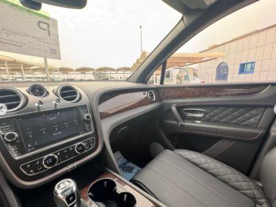 2017 BENTLEY BENTAYGA MULLINER 6.0-liter twin-turbocharged W12 White