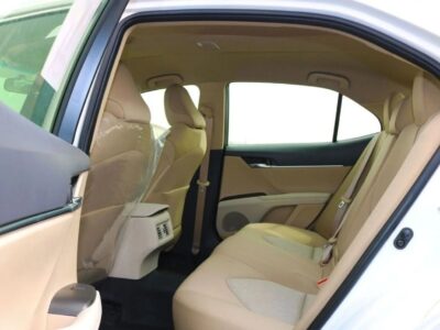 Toyota Camry Toyota LE 2.5L Sedan FWD 8 Speed A/T Petrol White Beige