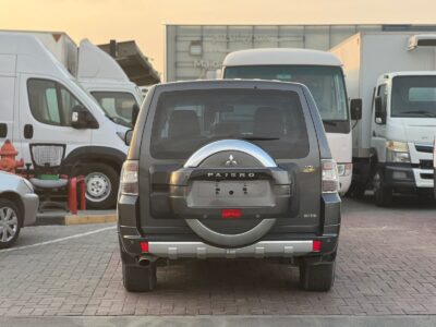 2014 Mitsubishi Pajero GLS V6 4X4 GCC Specs Grey Beige