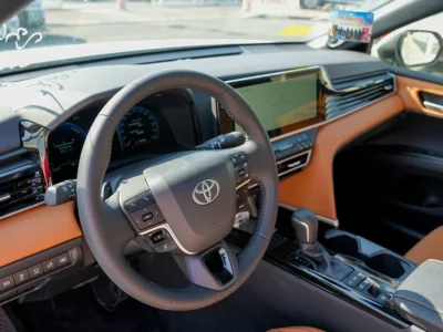 2025 Toyota Camry Hybrid 4 Cylinder Engine Sedan White Tan GCC